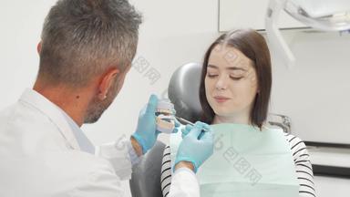 有吸引力的女病人参观牙医